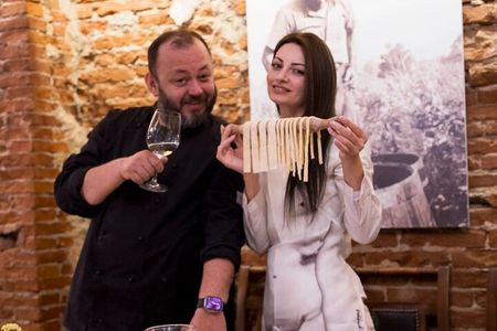 Florence: Pasta & Tiramisu Cooking Class with Unlimited Wine