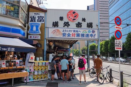 Tokyo: Private Tsukiji Street Food & Sake with Local Guide