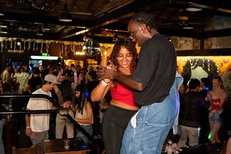 Salsa & Bachata Nightlife Tour in Medellín with a Local Dancer