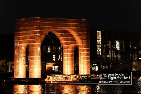Amsterdam: Light Festival canal cruise with unlimited drinks