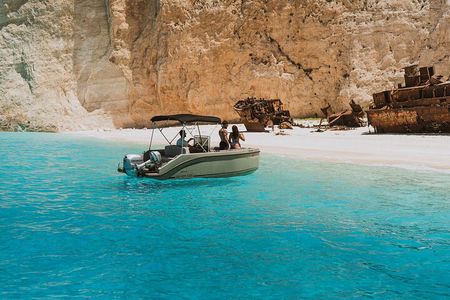 Private Speedboat Cruise to Shipwreck and Blue Caves
