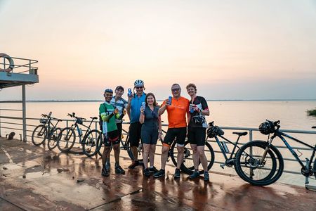 Phnom Penh to Silk Island Sunset Bike Tour include drinks