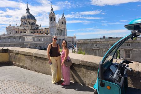 Private Tour with Tuk Tuk Zero Historic Heart and Great Way 1h