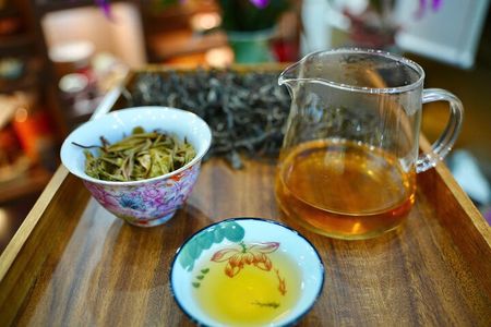 Daily Authentic Vietnam Tea Tasting & Train Street Tour 