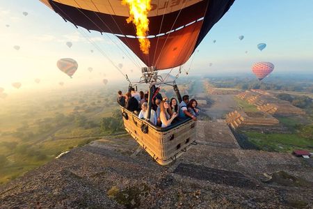 Hot Air Balloon Flight Teotihuacan With Pickup and Breakfast