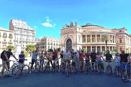 Bike tour of the historic center of Palermo with tasting