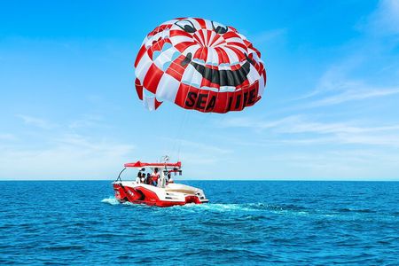 Parasailing in Dubai with Palm Jumeirah and JBR Beach views