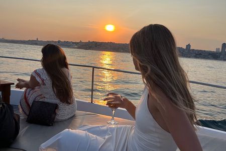 Small Group Yacht Tour With Unlimited Wine, Fruits & Mixed Nuts