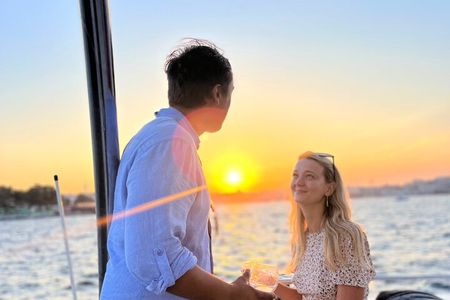 Small Group Yacht Tour With Unlimited Wine, Fruits & Mixed Nuts