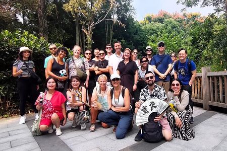 Chengdu: Panda Base Leshan Buddha English-guided Group Tour