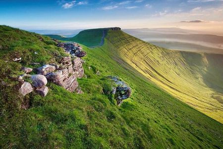 Cardiff: Waterfalls, Mountains & Castles Day Tour