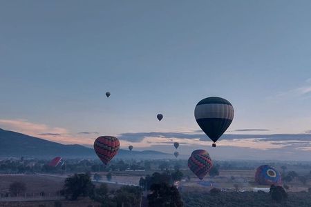 Flight in Teotihuacan Hot Air Balloon with Transportation and Breakfast
