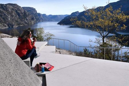 Stavanger: Lysefjord Minibus Tour and Optional Speedboat Safari