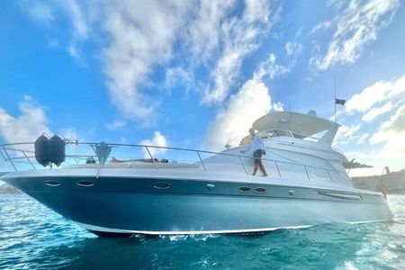 Cabo Arch Sunset Private Yacht Tour plus Dinner and Drinks