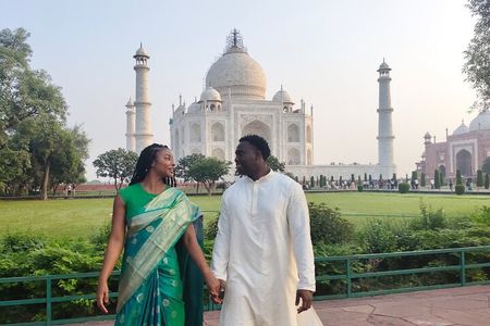 Taj Mahal Trip from Delhi by Gatimaan Express Train with 5* Lunch