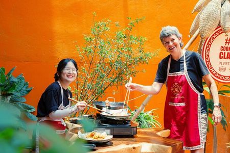 Private Hanoi Cooking Class and Market Tour with Hotel Transfers