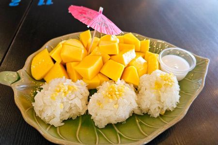 Private Tour to Railway and Floating Markets with Simple Brunch