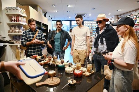 Amsterdam Food Tour with Full Meal & Drinks by Do Eat Better