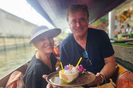 Private Tour to Railway and Floating Markets with Simple Brunch
