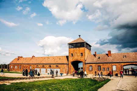 Krakow: Auschwitz-Birkenau Guided Tour with Hotel Pick-up&Ticket