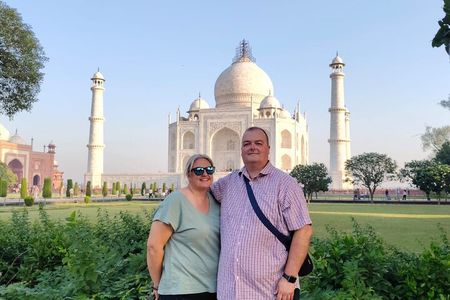 All-Inclusive Taj Mahal Skip-the-Line Tour from Delhi by Car