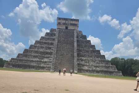 Chichen Itza Day Tour with Breakfast and Drinks Included