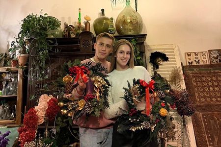 Creat your everlasting Christmas wreath with hot drink