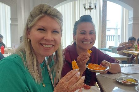 Udaipur: Old city Tuk Tuk Ride & Food Tour with Female guide