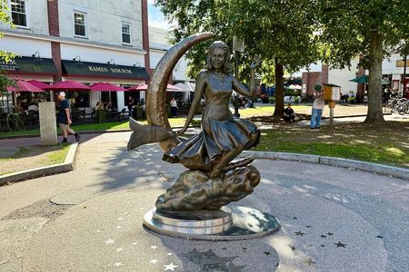 Witches & Riches: Small Group Full-Day Tour of Salem from Boston