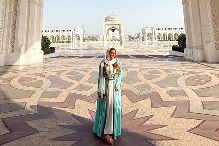 Private Abu Dhabi Tour: Grand Mosque, Royal Palace & Free Abaya
