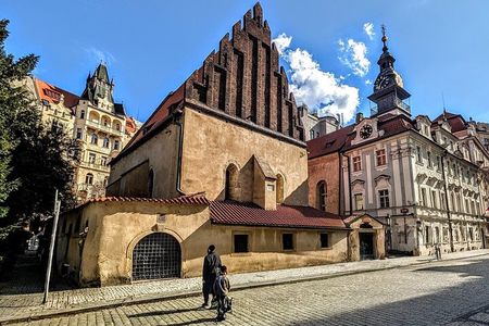 Jewish Prague: Guided Tour with Synagogues & Cemetery Entry