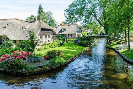 Giethoorn Luxury Private Bus Tour + Zaanse Schans (7 guests)