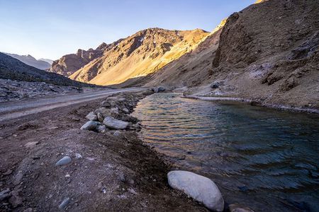 Reservoir Thermal Hill and Picnic Tour from Santiago