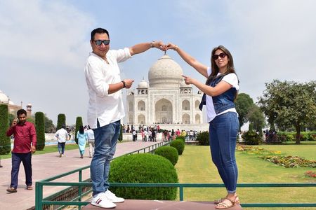 Taj Mahal Day Tour by Superfast Gatimaan Train from Delhi