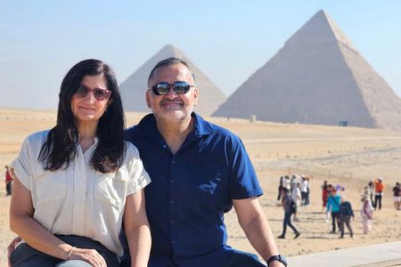 Giza Pyramids, Sphinx and Egyptian Museum Guided Day Tour from Cairo