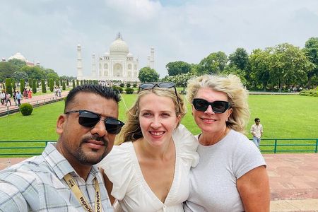 Private Sunrise Taj Mahal Tour From Delhi by Luxury Car