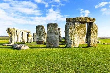 Stonehenge and Bath Guided Day Tour from London 