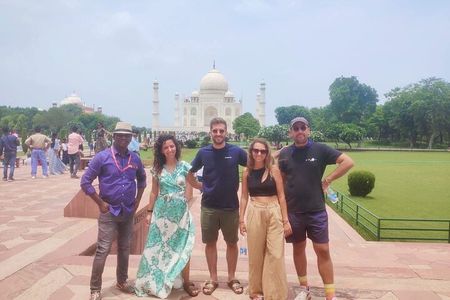 From Delhi: Taj Mahal Sunrise tour with Breakfast