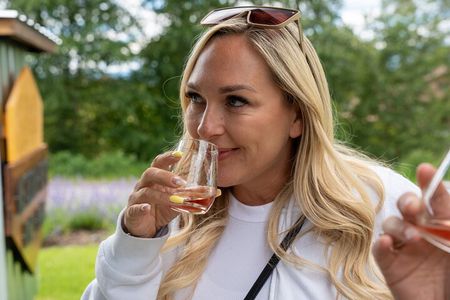 Kelowna E-Bike Bee Tour, Tastings, Organic Lunch & Audio Guide