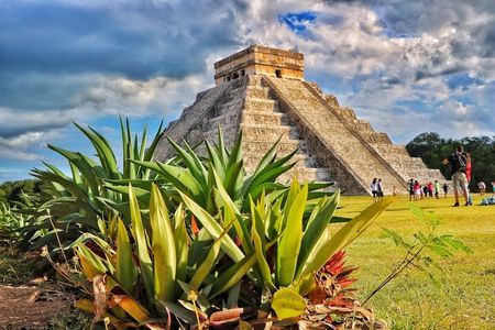 Chichen Itza Family Tour with Cenote and Lunch , private bus