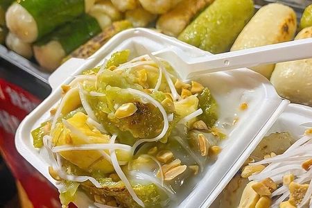 Ho Chi Minh City: Local Food Tour by Scooter with Vegan Option