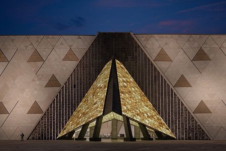 Giza Pyramids, Sphinx & GEM VIP Tour with Rooftop Lunch