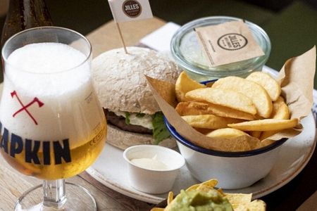 Guided Bruges Tour Canal Cruise with chocolate and Burger