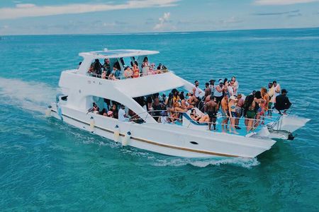 Party Boat Tour with Snorkeling, Booze and Hip Hop in Punta Cana