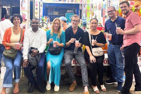 Mumbai Street Food & Beach Tour with 10+ Tastings