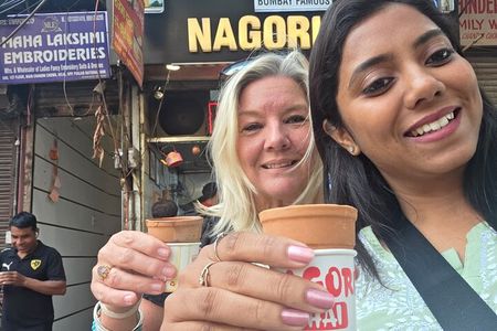 New & Old Delhi: Private Day Tour with Female Guide