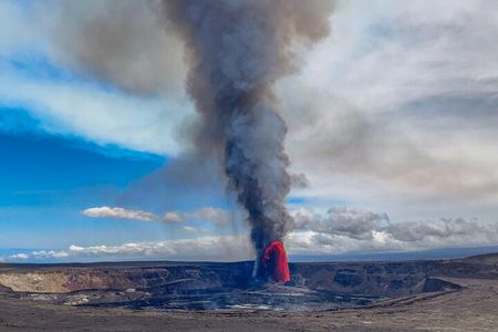Volcanoes National Park: Guided, Small-Group Hike