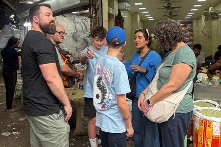 Temples, Bazaars & Food Tasting in Old Delhi with Female Guide