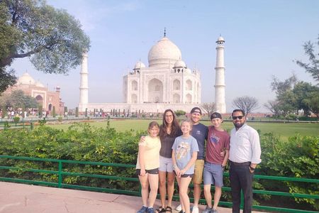 Taj Mahal Tour by Gatimaan Train