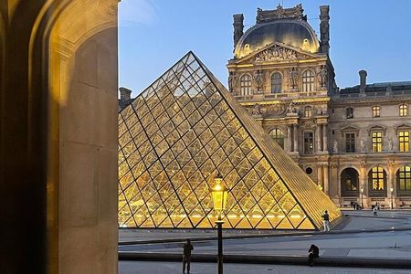 Paris Darkest Tales A Night of Secrets and Legendary Bar Tour